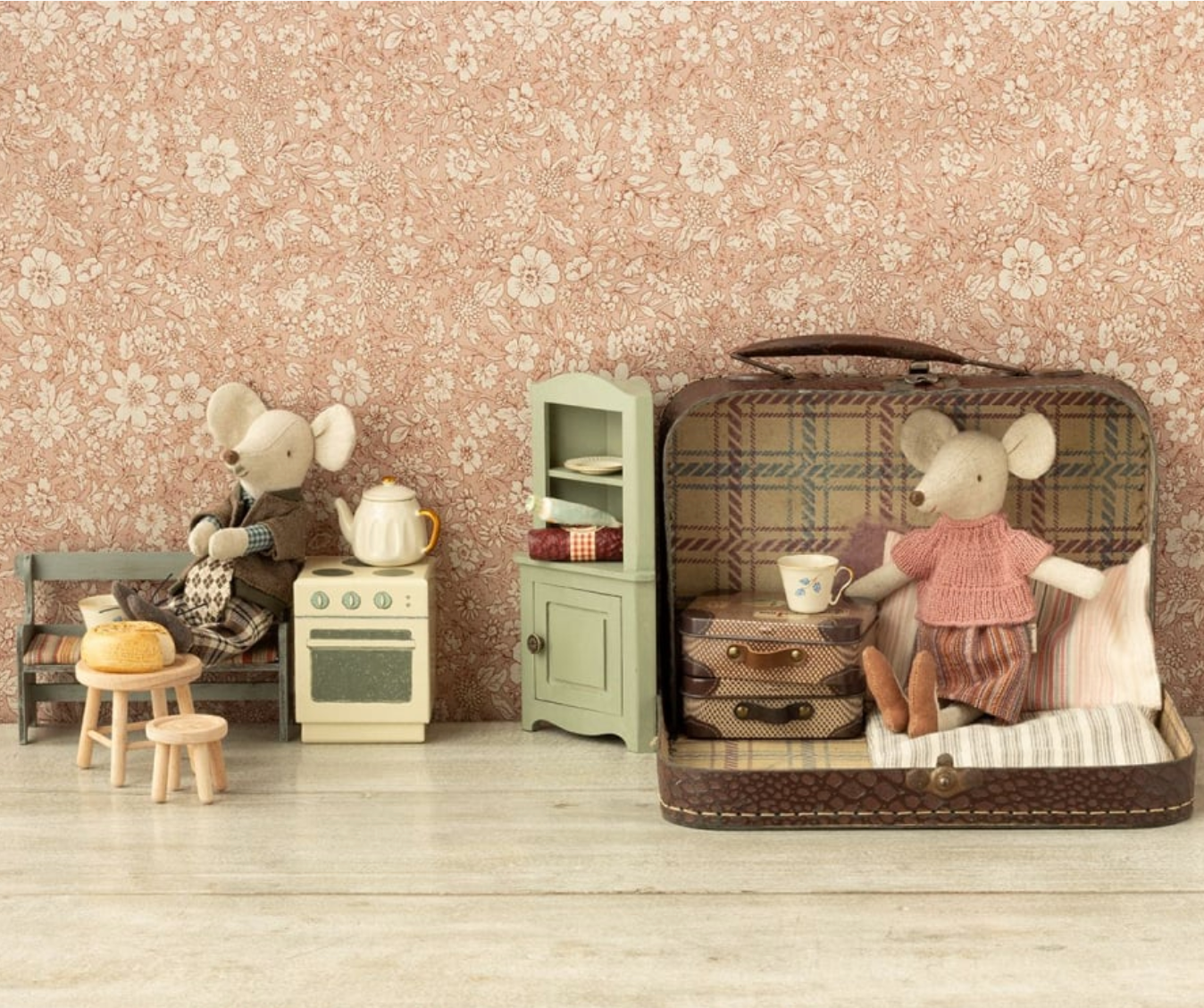 MAILEG KNITTED JACKET, PANTS & TIE IN SUITCASE