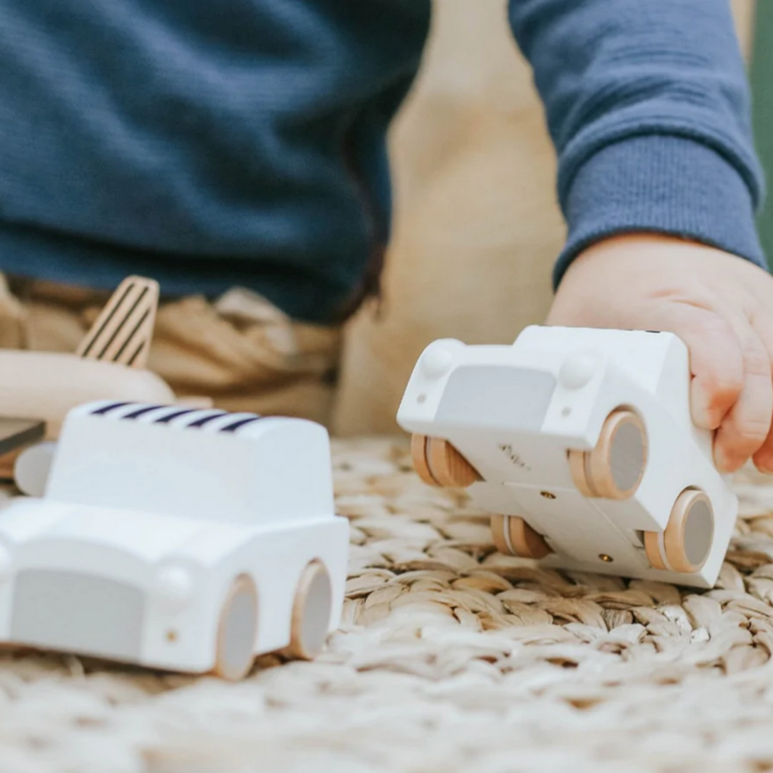 CLASSIC WOODEN KURUMA WIND-UP CAR
