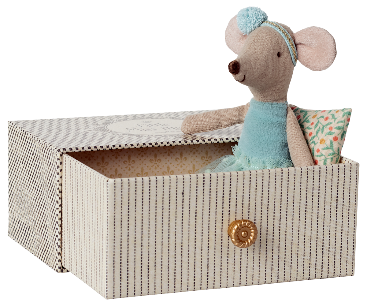 MAILEG LITTLE SISTER DANCE MOUSE IN DAYBED - BLUE