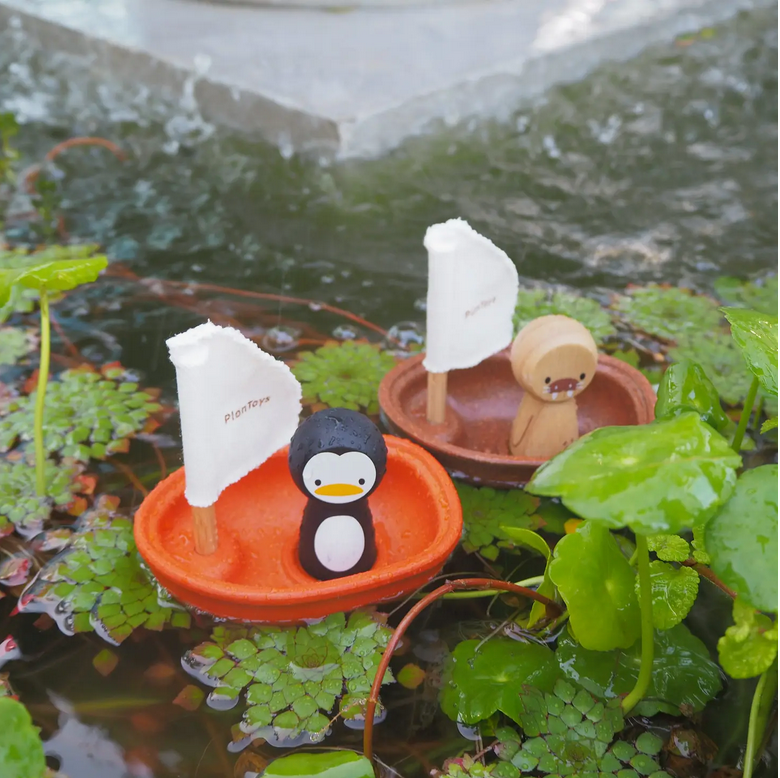 SAILING BOAT PENGUIN BATH TOY