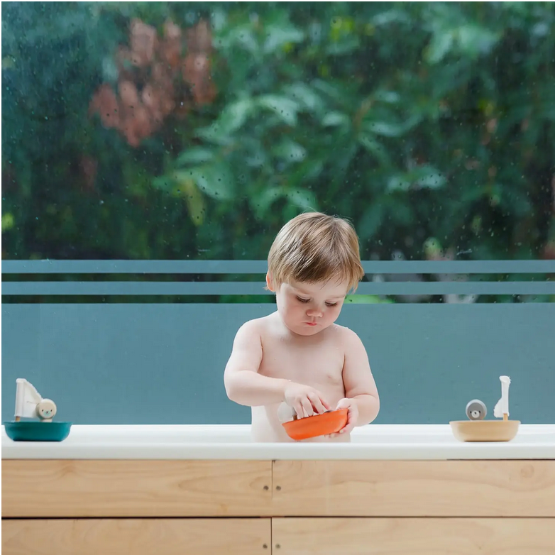 SAILING BOAT PENGUIN BATH TOY