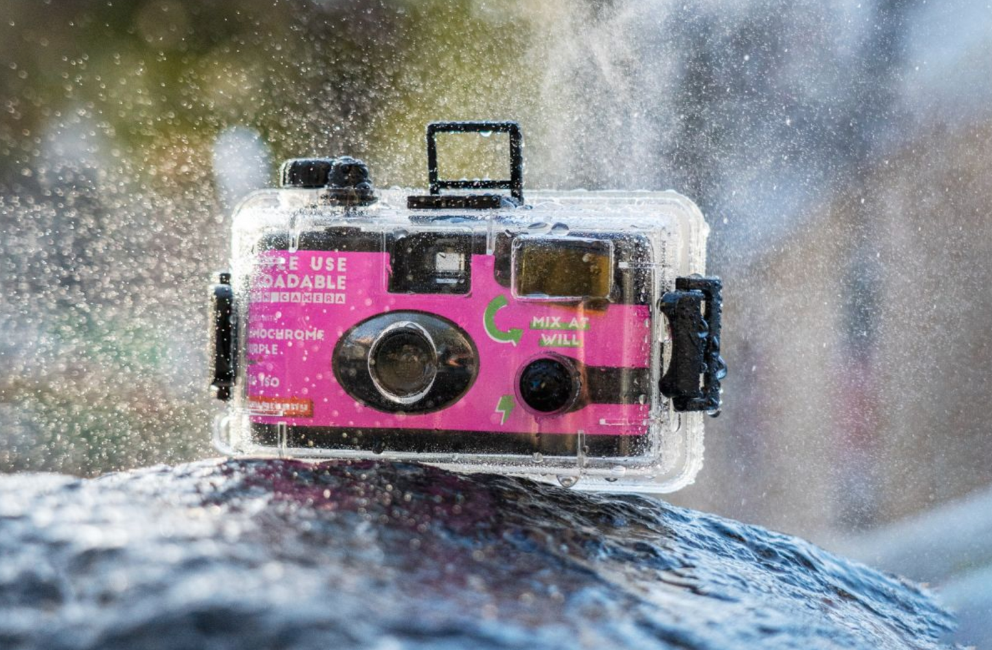 UNDER WATER HOUSING FOR SIMPLE USE CAMERAS