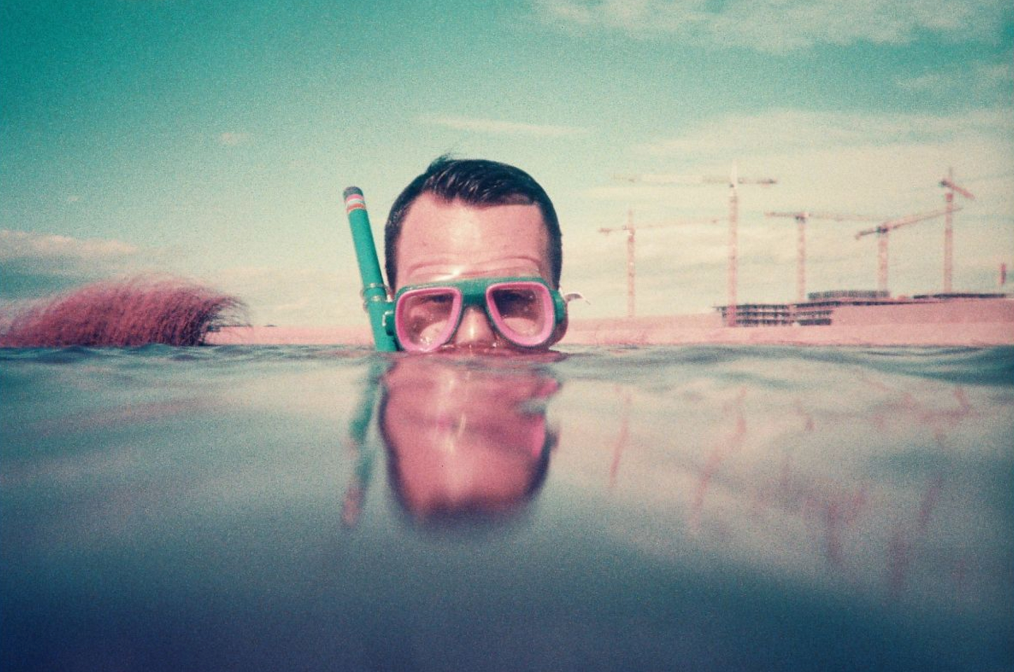 UNDER WATER HOUSING FOR SIMPLE USE CAMERAS