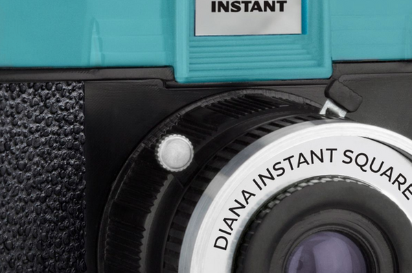 DIANA INSTANT SQUARE CAMERA WITH FLASH