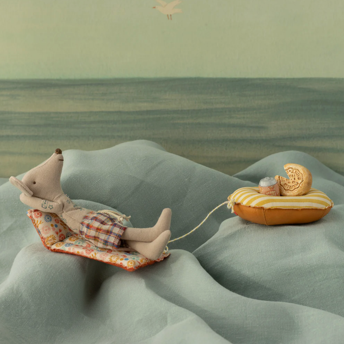 MAILEG BEACH MOUSE WITH AIR MATRESS - DAD MOUSE