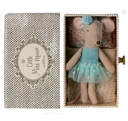MAILEG LITTLE SISTER DANCE MOUSE IN DAYBED - BLUE